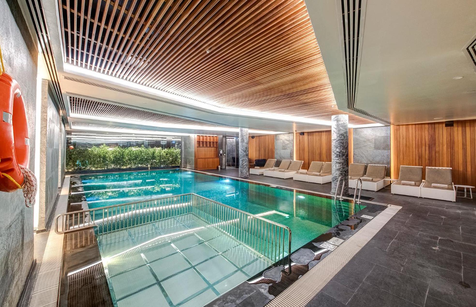 Doubletree By Hilton Istanbul - Piyalepasa Hotel Exterior photo The swimming pool at The Landmark