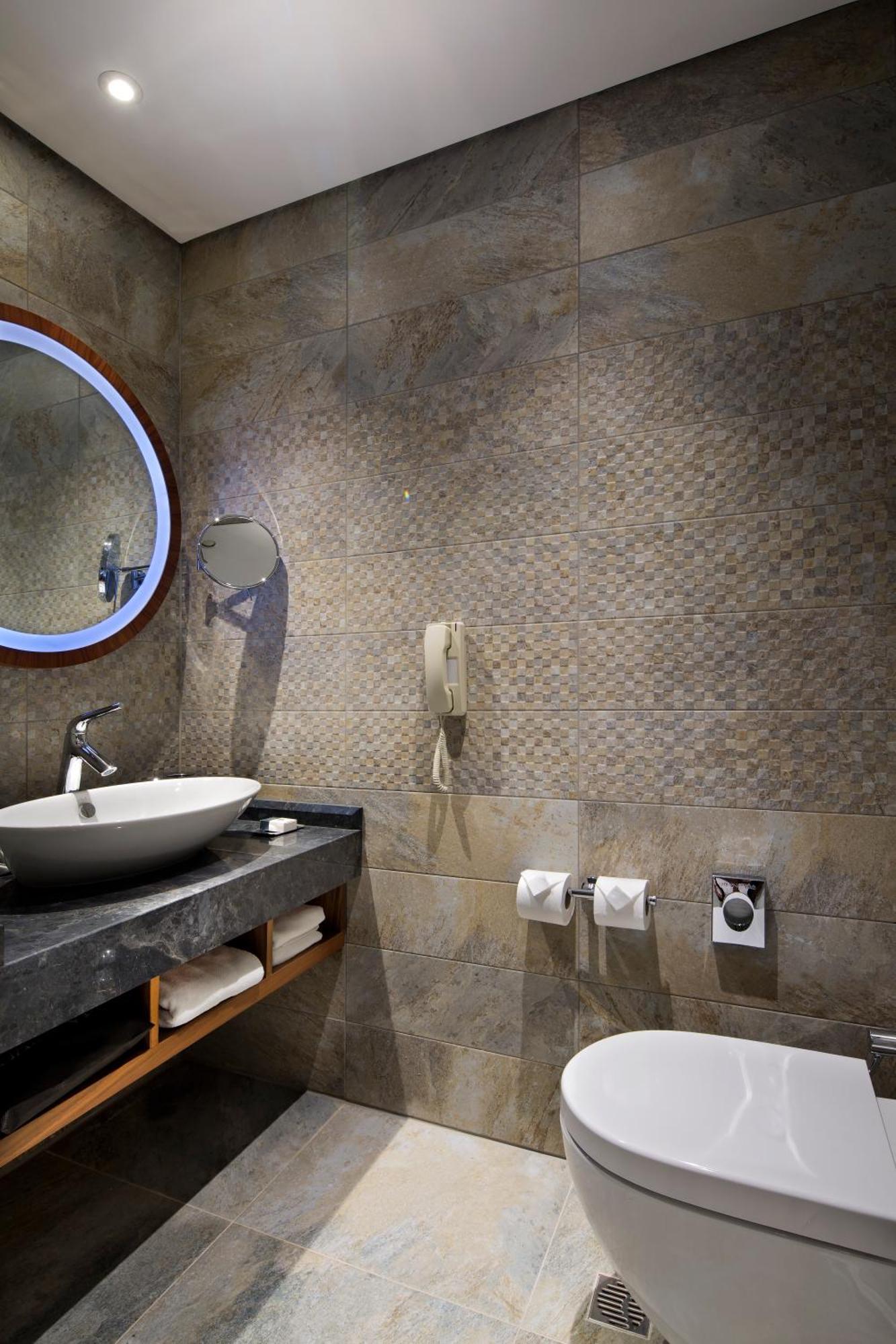 Doubletree By Hilton Istanbul - Piyalepasa Hotel Exterior photo Bathroom