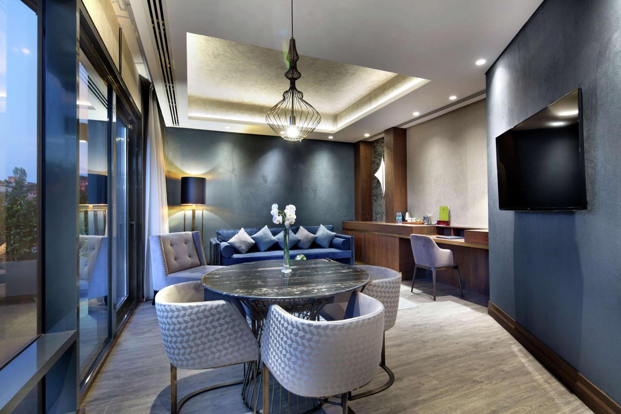 Doubletree By Hilton Istanbul - Piyalepasa Hotel Exterior photo The Executive Lounge at the hotel