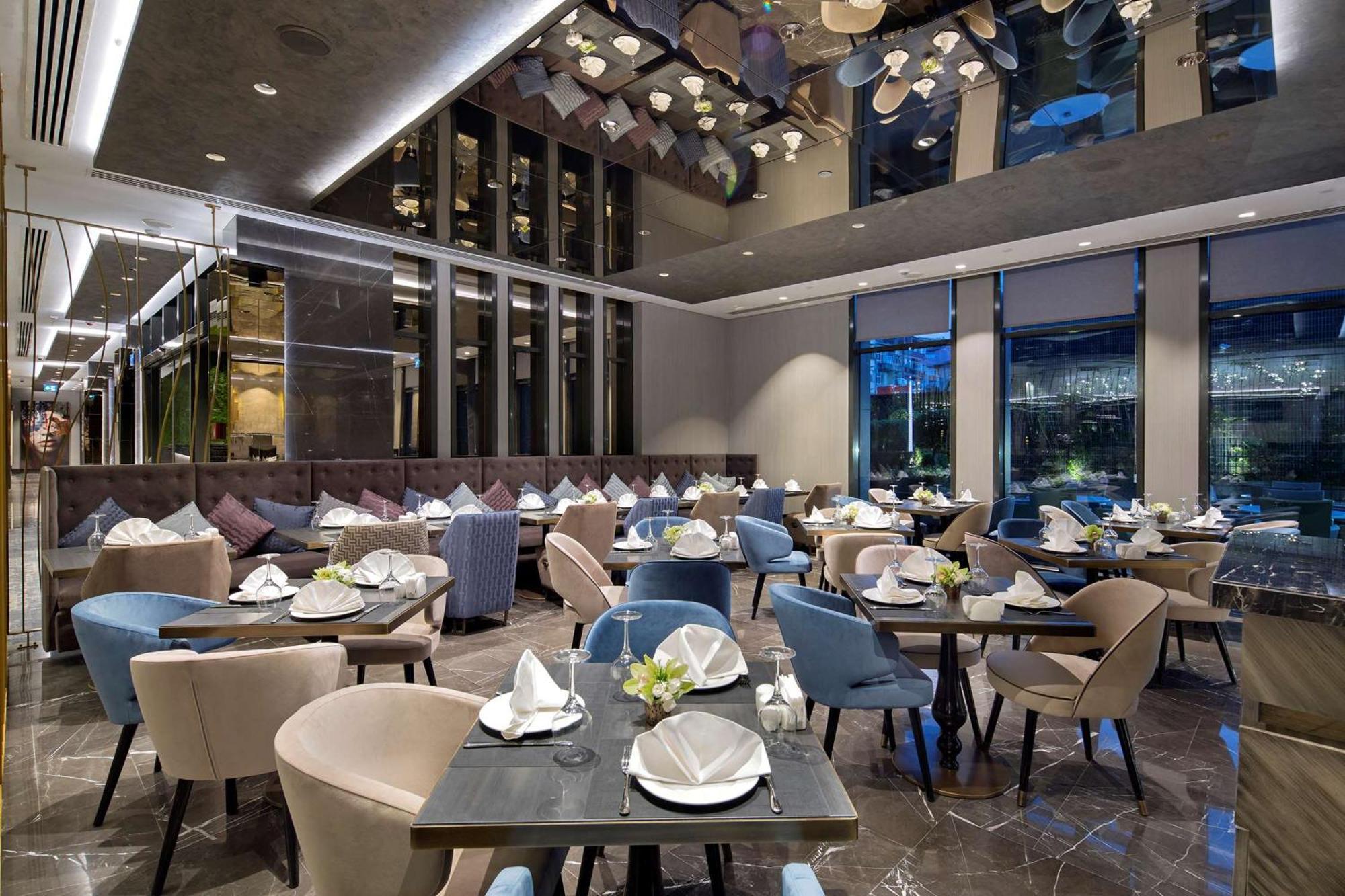 Doubletree By Hilton Istanbul - Piyalepasa Hotel Exterior photo The interior of the restaurant