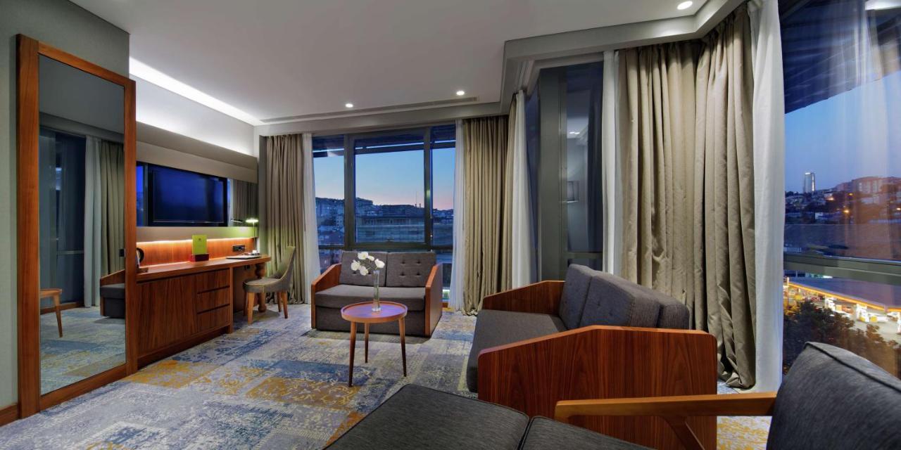 Doubletree By Hilton Istanbul - Piyalepasa Hotel Exterior photo A suite at the hotel