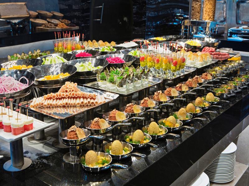 Doubletree By Hilton Istanbul - Piyalepasa Hotel Exterior photo A buffet of canapés